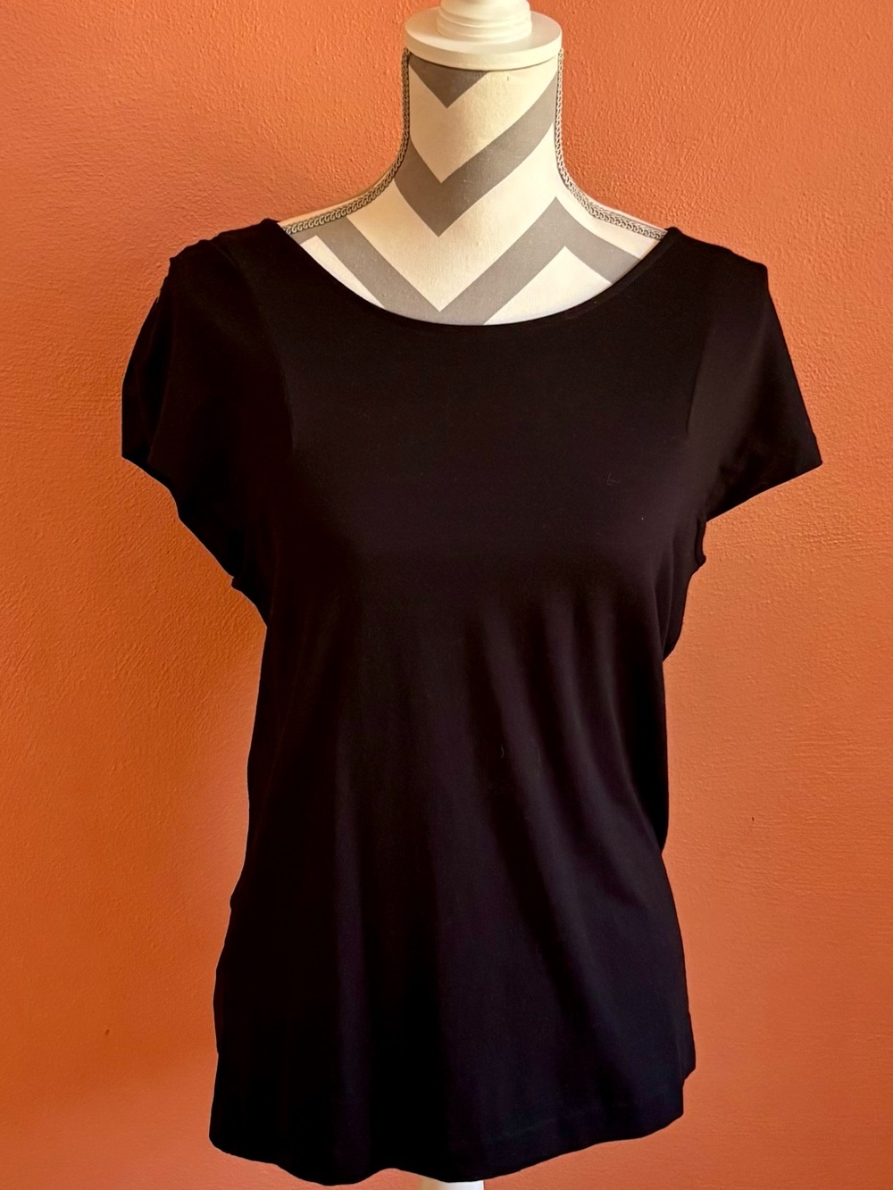 Cynthia Steffe Black Short-Sleeve Scoop Neck Tee